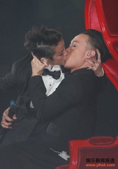 陈奕迅激情舌吻何韵诗 摸胸感觉很舒服